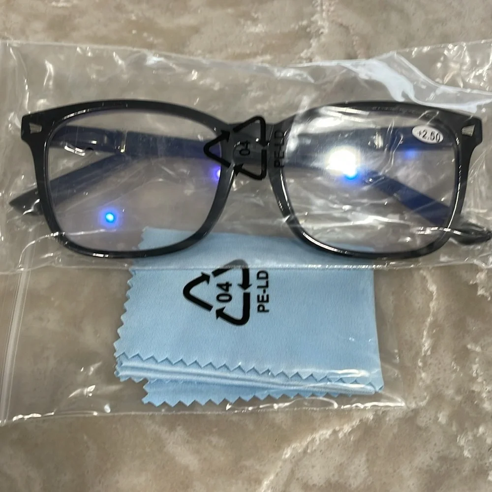 NEW 2.5 readers blue light lens black pop of silver soft bridge spring closure